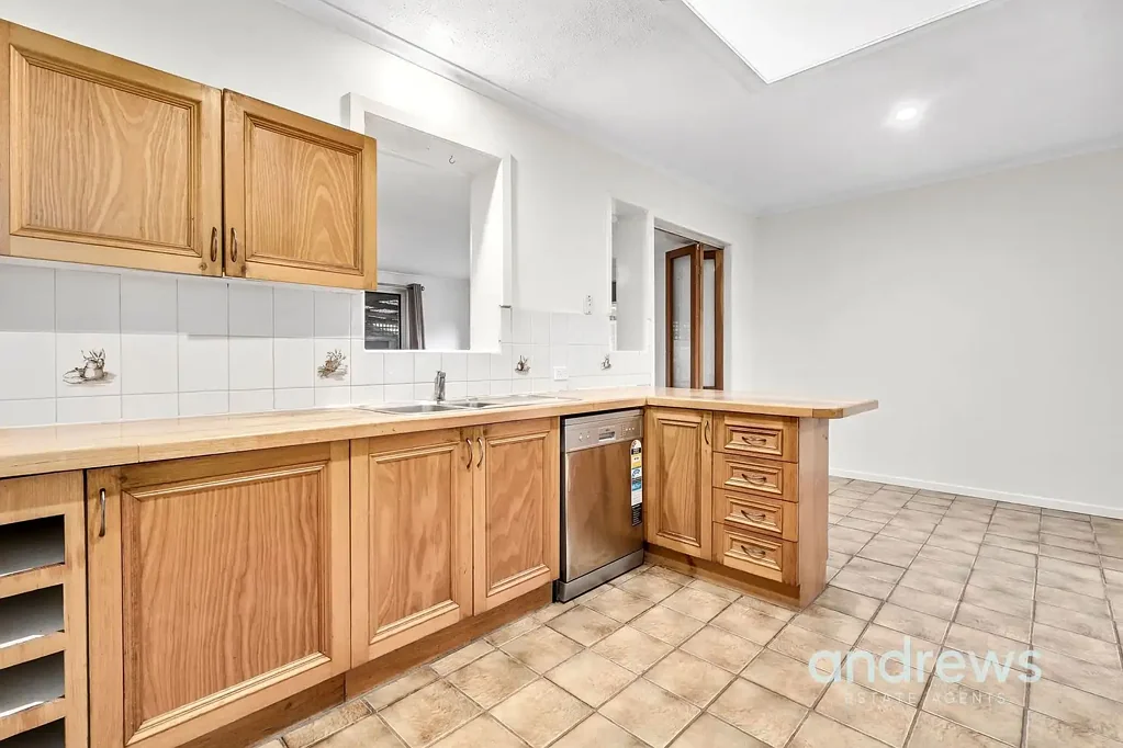 Convenient ocation close to schools and Tafe