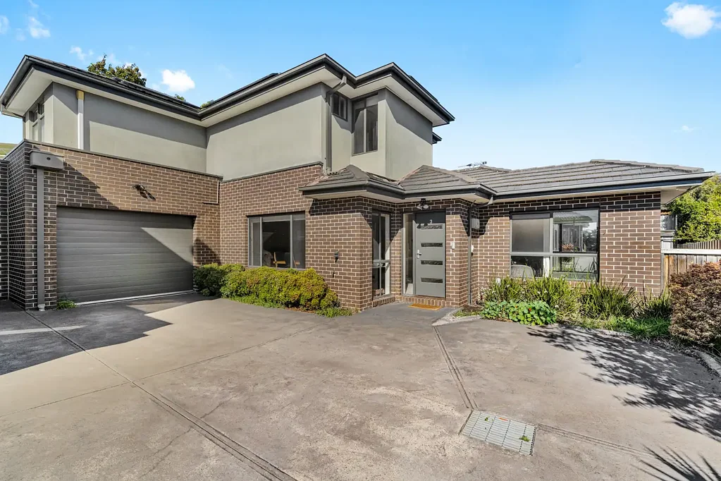 Modern Townhouse Close To Monash University & Chadstone Shopping Centre