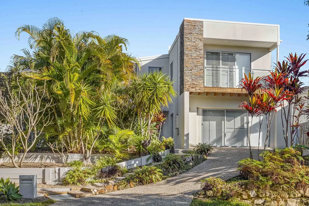 Pacific Pines 4房  LUXURY, LIFESTYLE & SPACE – GRAND ENTERTAINER WITH RESORT POOL & BUSHLAND VIEWS