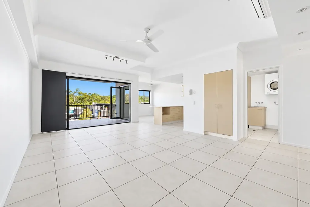 Robina 2Phòng ngủ Spacious 127m² Apartment with Lift Access, Vacant & Ready to Move In!!