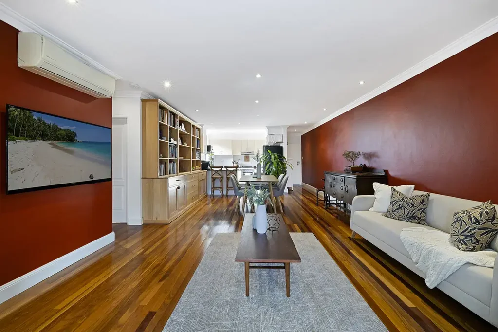 Campsie 2房 超大公寓生活，尽享宁静公园美景 Oversized Apartment Living with Peaceful Parkland Outlooks