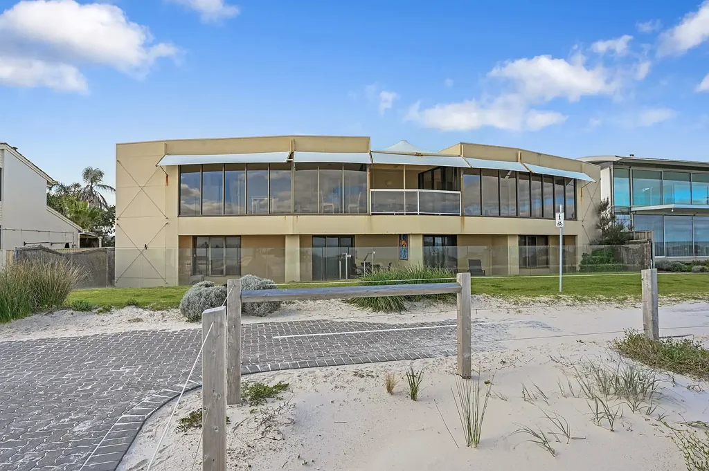 Semaphore Park 5બેડરૂમ Beachfront Opportunity Development approval in place