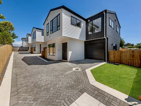 Half Moon Bay 4房  Move-In Ready with CCC & Title Issued!