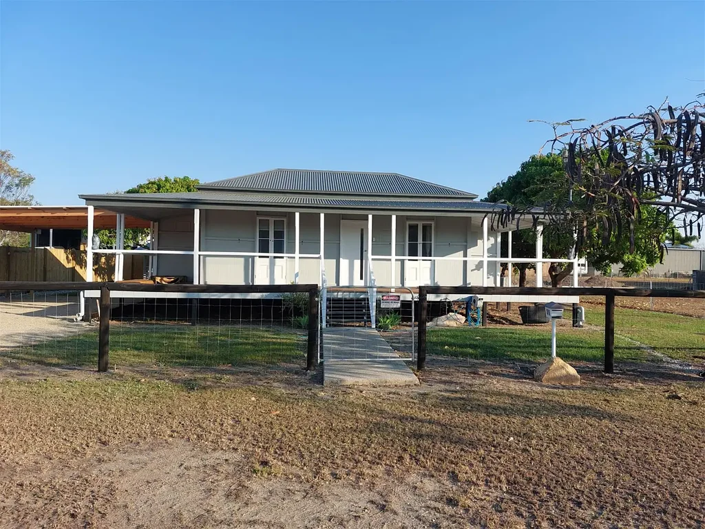 Bowen 3 Slaapkamer Classic Renovated Queenslander One Street from the Beach