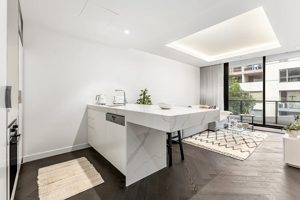South Melbourne 1房 David Hicks设计 高端Miele电器 石材岛台 开放式起居 私人阳台 风管冷暖 安全对讲 停车位储物 Affordable Living in the Heart of South Melbourne