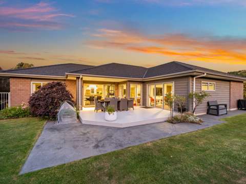 Whitby 4房  Contemporary Family Oasis: Space, Style & Serenity