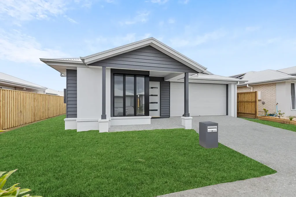 Large 4 Bedroom Family Home in Banya with side access!