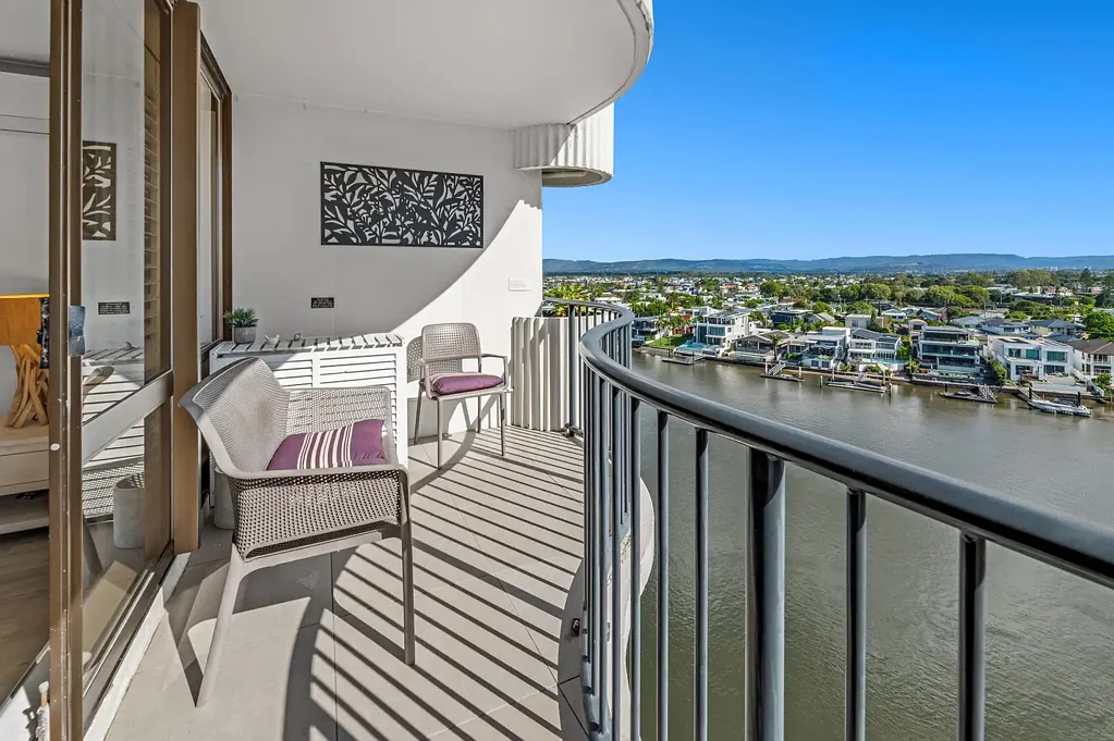 Surfers Paradise 2 Slaapkamer SPACIOUS RENOVATED RIVERSIDE APARTMENT WITH SWEEPING WATER VIEWS!