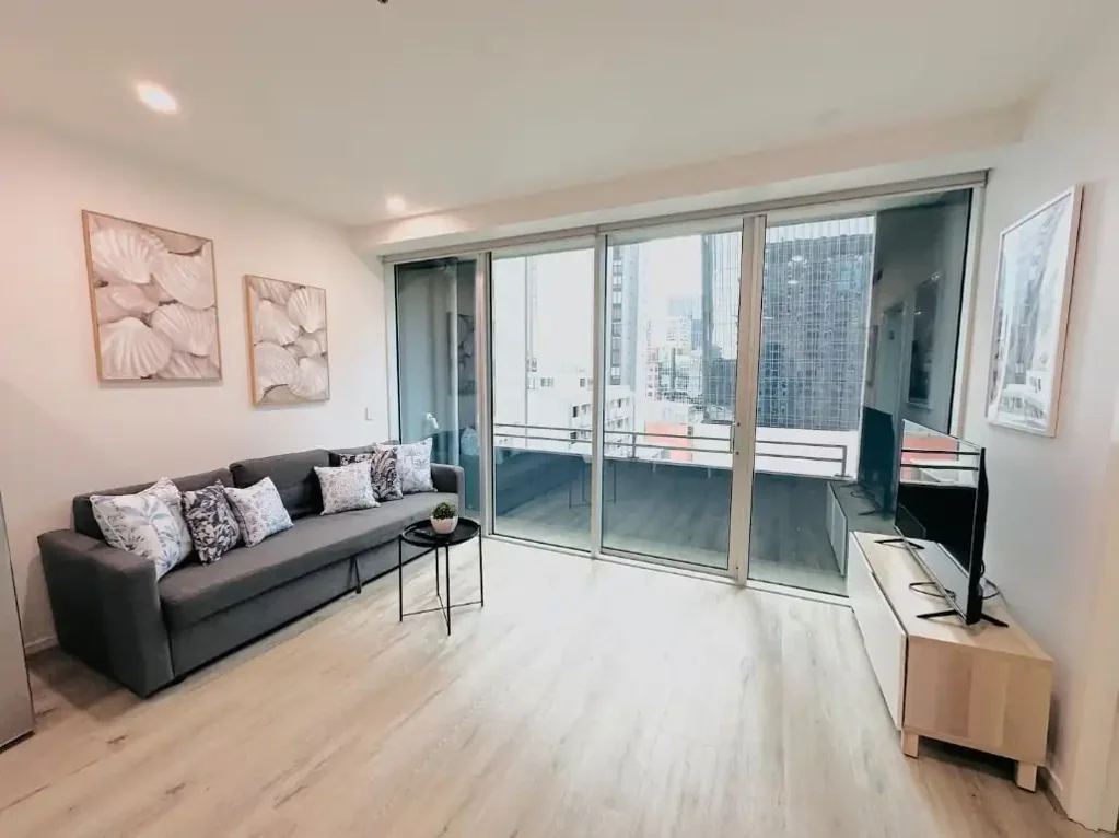 Stunning 3 Bedroom Apartment in the Heart of Melbourne