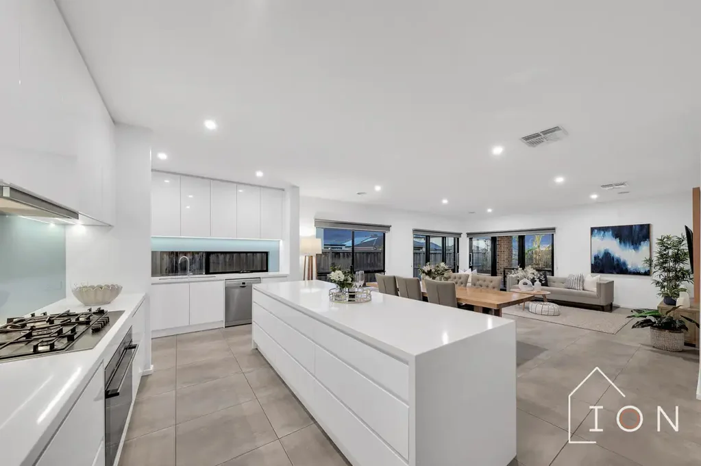 Cranbourne South 4房 Forme定制四卧 朝北开敞起居 Bosch电器 双车库安全社区 BROMPTON ESTATE: CUSTOM MASTERPIECE WITH SPACIOUS LIVING AND SUN-FILLED ENTERTAINING