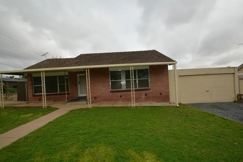 3 bedroom, separate lounge, combined kitchen and dining area,