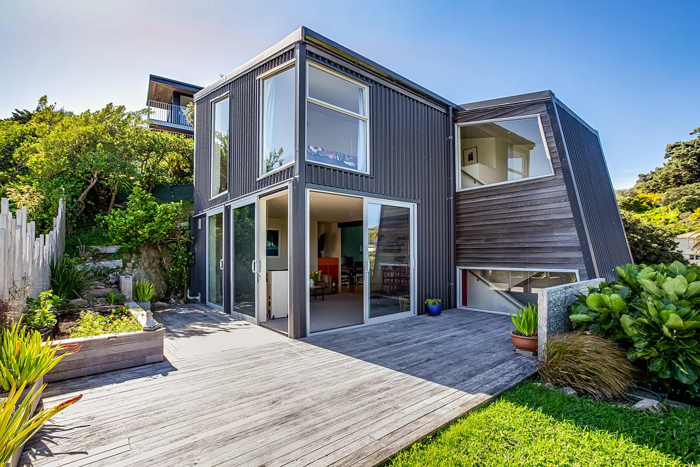 Strathmore Park 3房  Modern, Sunny + Views!