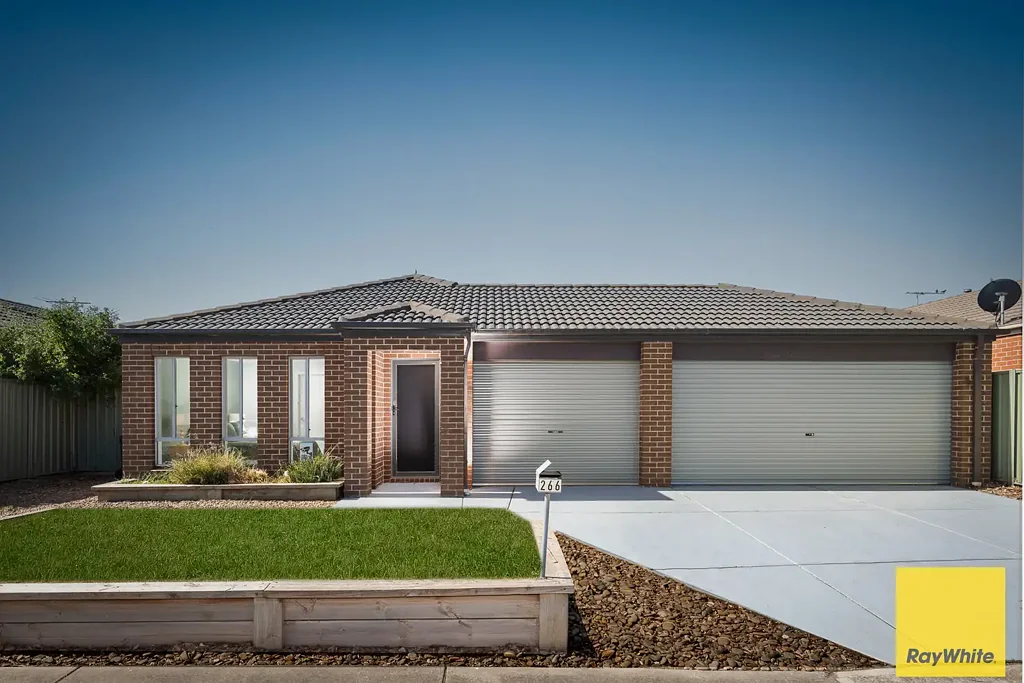 Wyndham Vale 4房 步行小学公园 公交购物 7分钟火车 豪华主卧套房 步入式衣帽间 独立卫浴 两独立起居区 现代厨房不锈钢电器 洗碗机 开放式厨餐区 管道冷暖 三车位车库 后院甲板娱乐 侧方通道停船 Incredible family residence on an expansive 582 square meter parcel!
