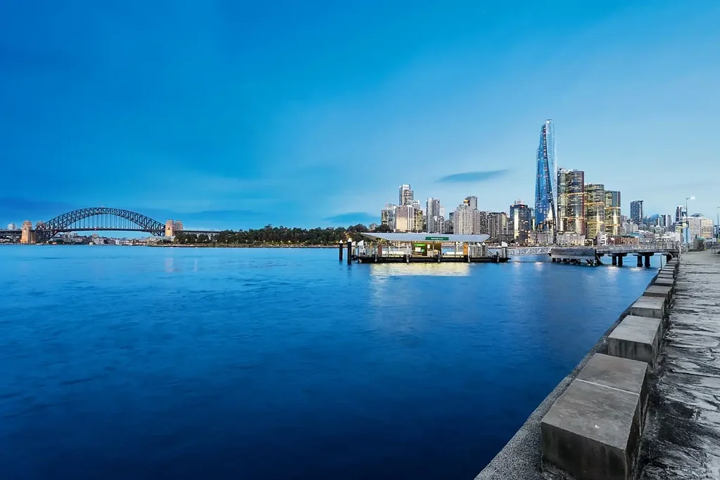 Balmain East 1房 无敌CBD景观 顶层砖砌公寓 高天花板 Caesarstone厨房 私密绿景 步行渡轮码头 Modern Lifestyle Pad With Stunning Harbour Panorama