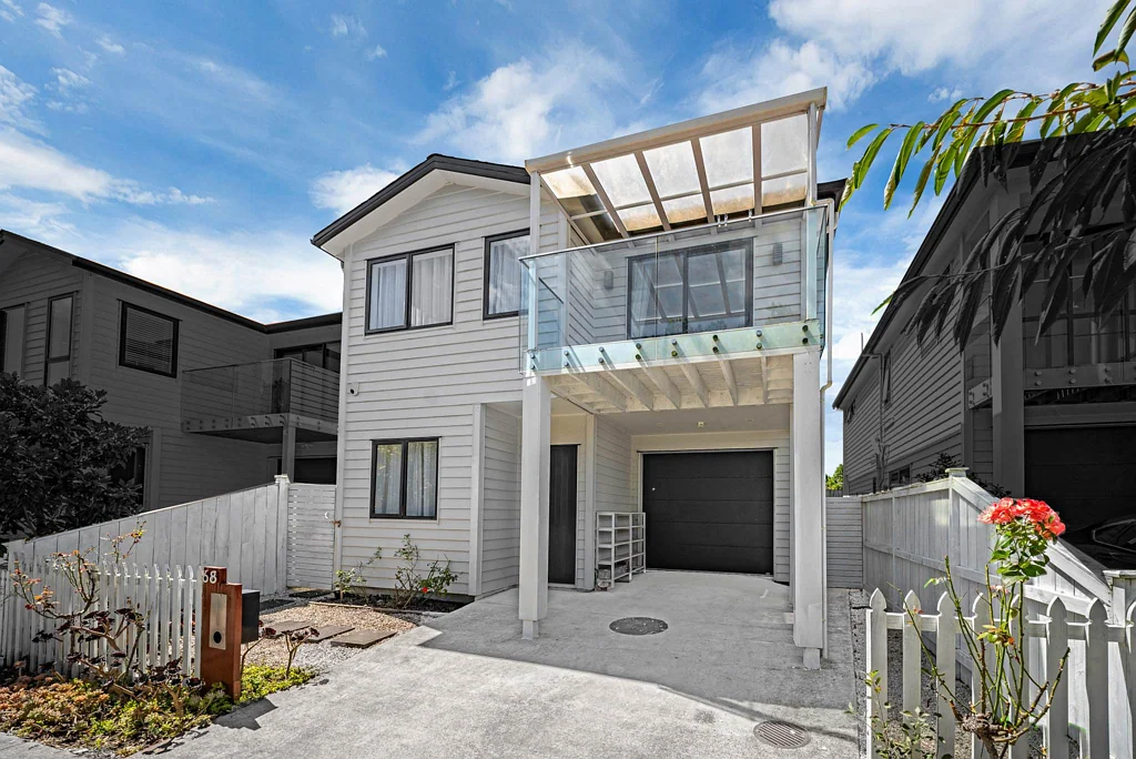 Hobsonville 5房 黄金地段业主自建品质住宅！双主卧套房+观景阳台，近名校、自然保护区、渡轮、高速！ Prime Location – Quality Owner-Built Home
