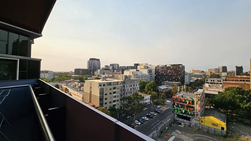Carlton 2房 靠近大学CBD市场 Tram站便利店环绕 两卧两浴主卧套 北向采光现代厨 私人阳台景致美 现场管理安全入 BRIGHT, WINDOWS IN  BOTH BEDROOMS