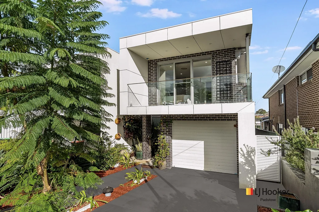Revesby 4房 低维护277平地块 宽敞多区生活 现代厨卫 主卧套房 全年娱乐空间 太阳能节能 双车位配置 Contemporary Duplex Living with Exceptional Entertaining