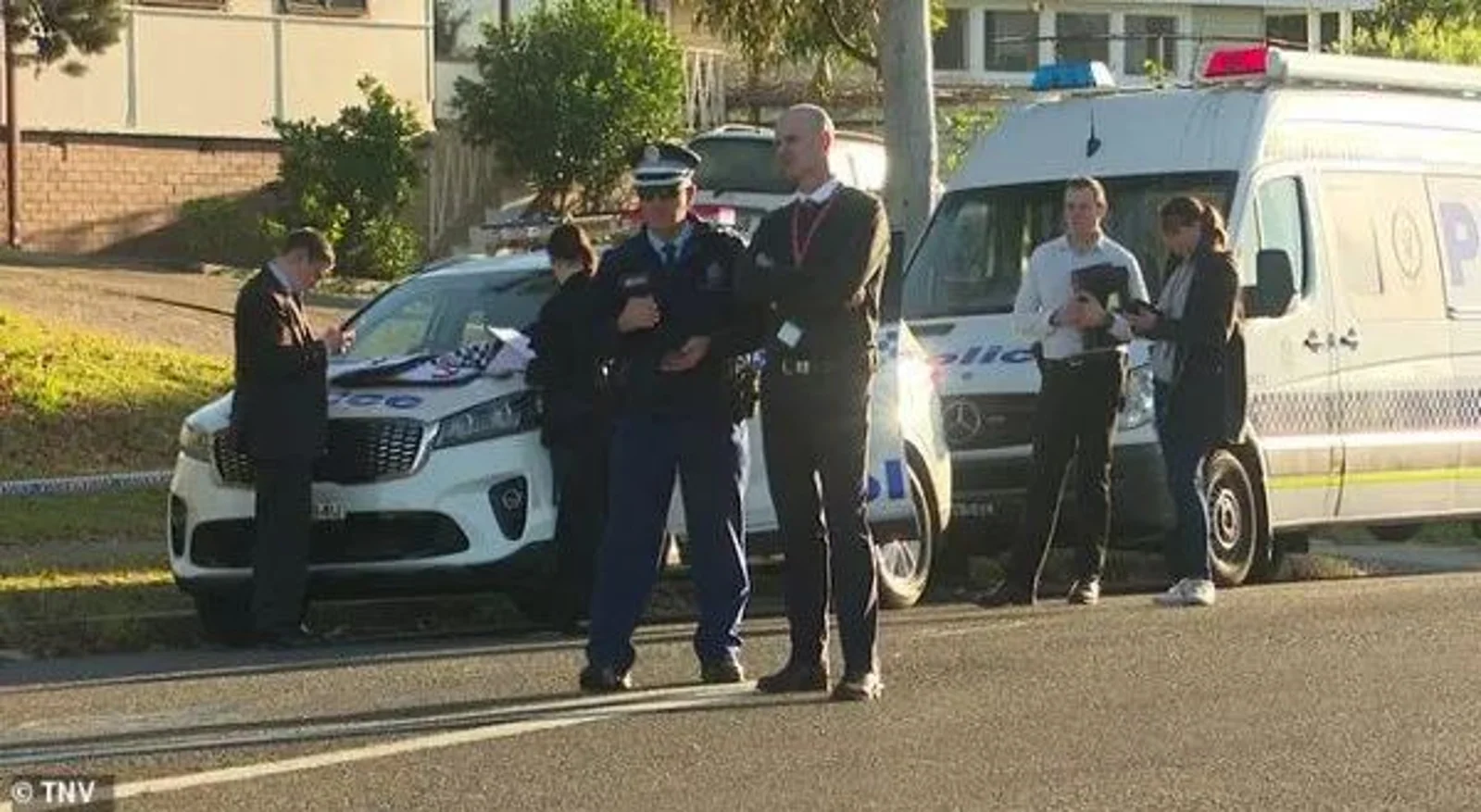 恐怖！悉尼警察遇袭，手部颈部被严重刺伤！2名男子被捕！