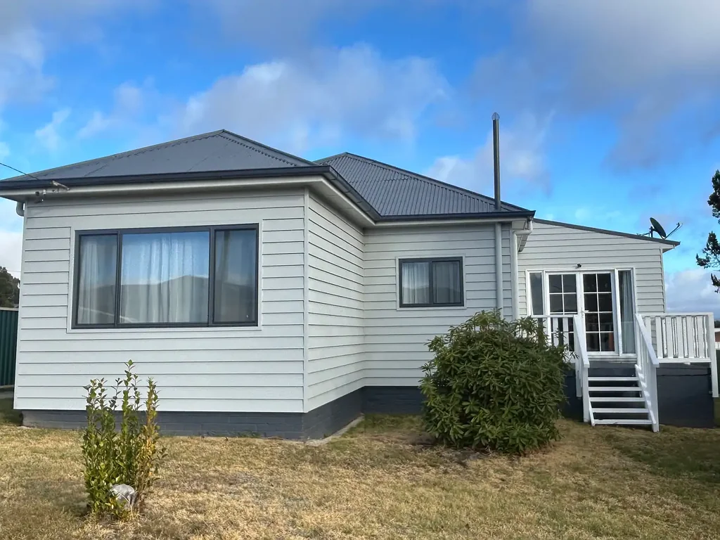 Wallerawang 4 Bedroom Spacious Four Bedroom Family Home with Huge Shed & Rear Lane Access