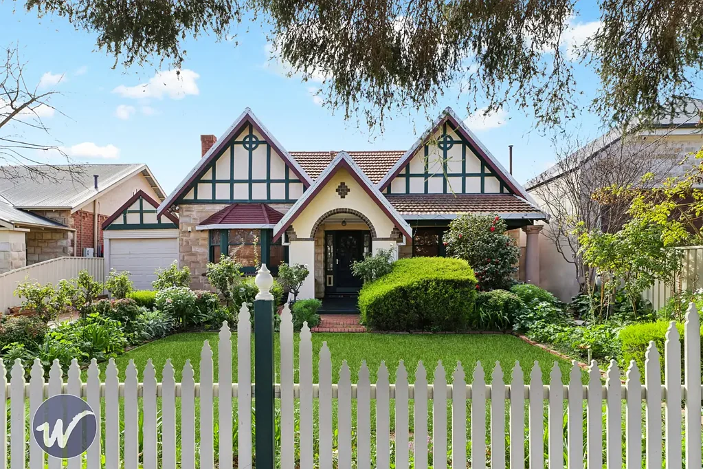 Woodville 3 Slaapkamer Timeless Tudor Elegance in a Great Location