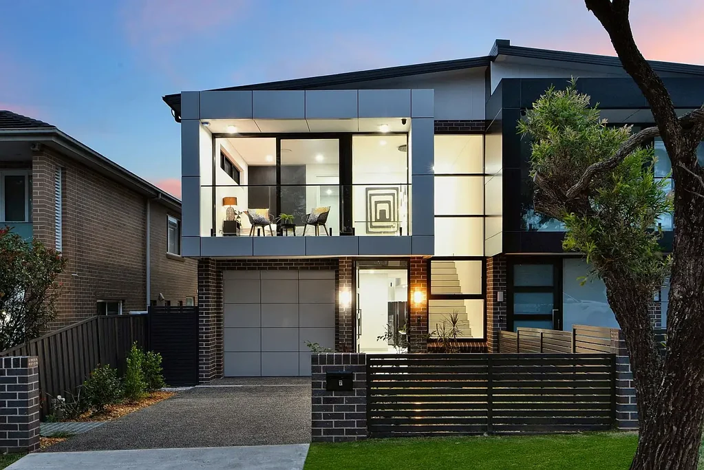 Mortdale 4房 Mortdale中心联排别墅 明亮通风室内 高天花板设计 四卧豪华主套 无忧娱乐庭院 便捷生活配套 Luxury Family Living in a Sought-After Mortdale Setting