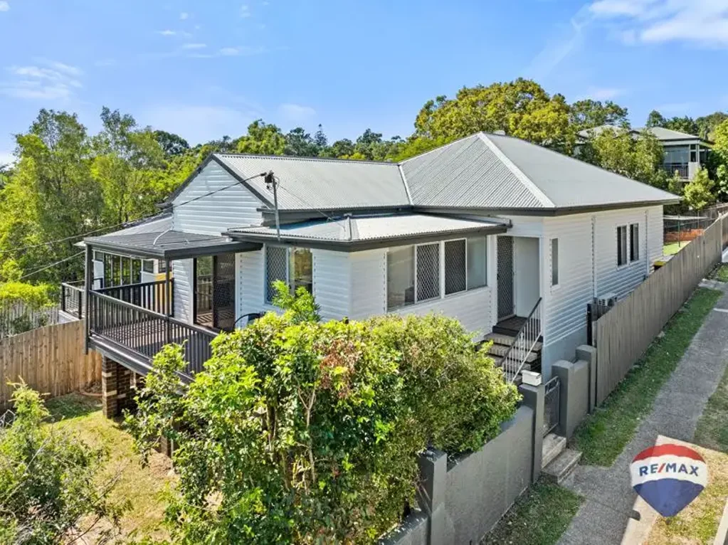 Annerley 3房 昆士兰风格优雅 3卧2浴全新 453㎡高台地 便利交通 学区环绕 明亮厨房 宽敞前甲板 双车库 安全舒适 Stylishly Renovated Queenslander - Your Dream Home Awaits at 2 Dudley Street, Annerley!