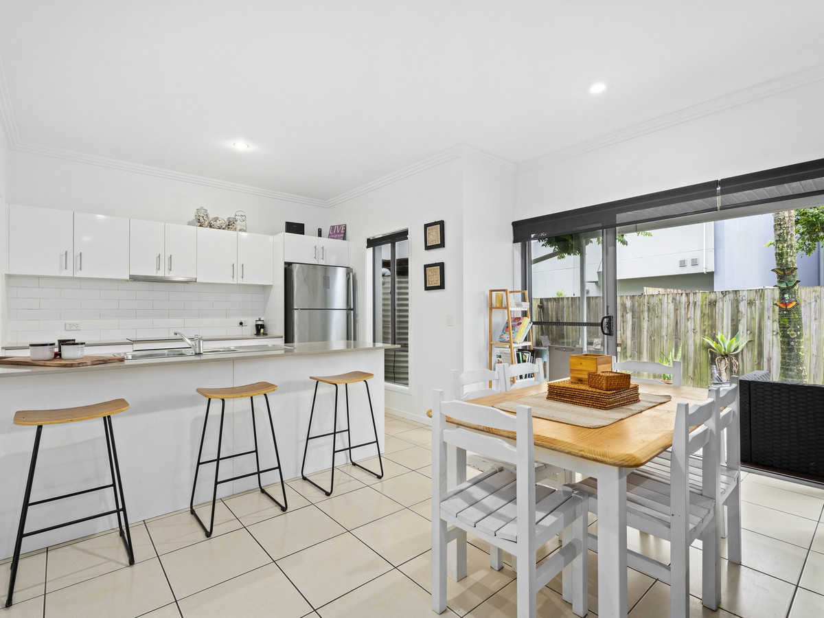 10 CAREEL CL, HELENSVALE QLD 4212, 0房, 0浴, Townhouse