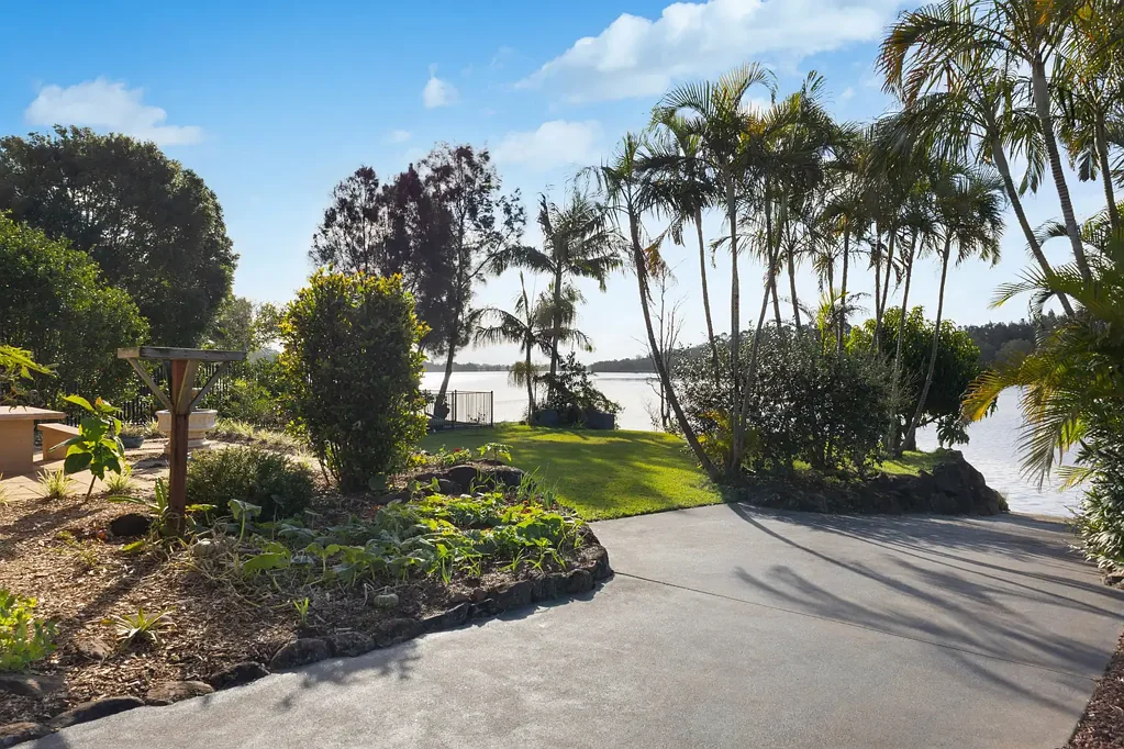 Broadwater 4Kwarto Discover the ultimate waterfront entertainer