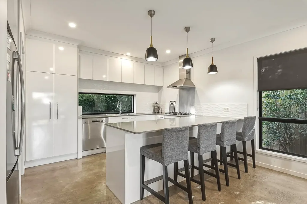 Fully Furnished Townhouse Living in Hamilton!