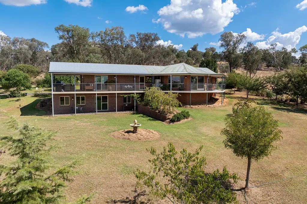 Cowra 260ACRES* OF HIGH QUALITY IRRIGATABLE LAND, RIVERFRONTAGE & AN EXCEPTIONAL HOME!