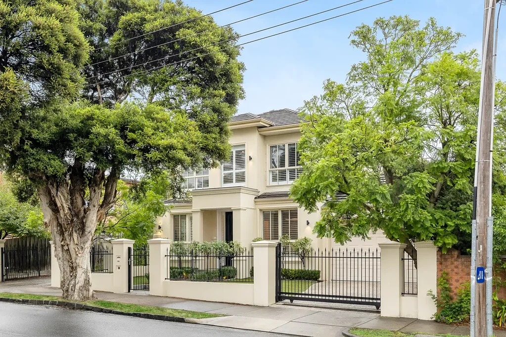 Kew East 5房 宽敞多区设计 高端Miele电器 私密户外娱乐 多代居住方案 精心建筑师翻新 澳洲硬木地板 管道冷暖系统 高端备餐室 优质私立学区 悠闲High Street近便 EXPRESSIONS OF INTEREST - CLOSING THURSDAY 4TH JUNE 5:00PM
