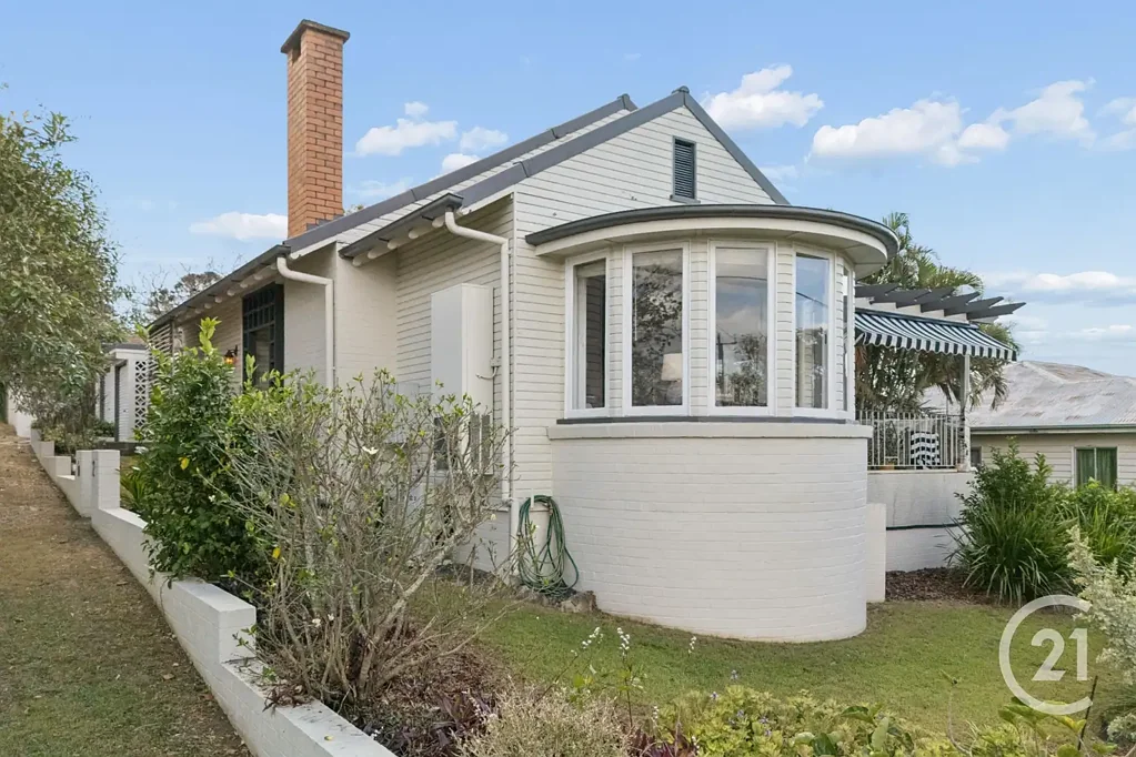 Ipswich 3 Bedroom BONUS SEPARATE STUDIO. CORNER BLOCK. TIMELESS CHARM. LOVE.