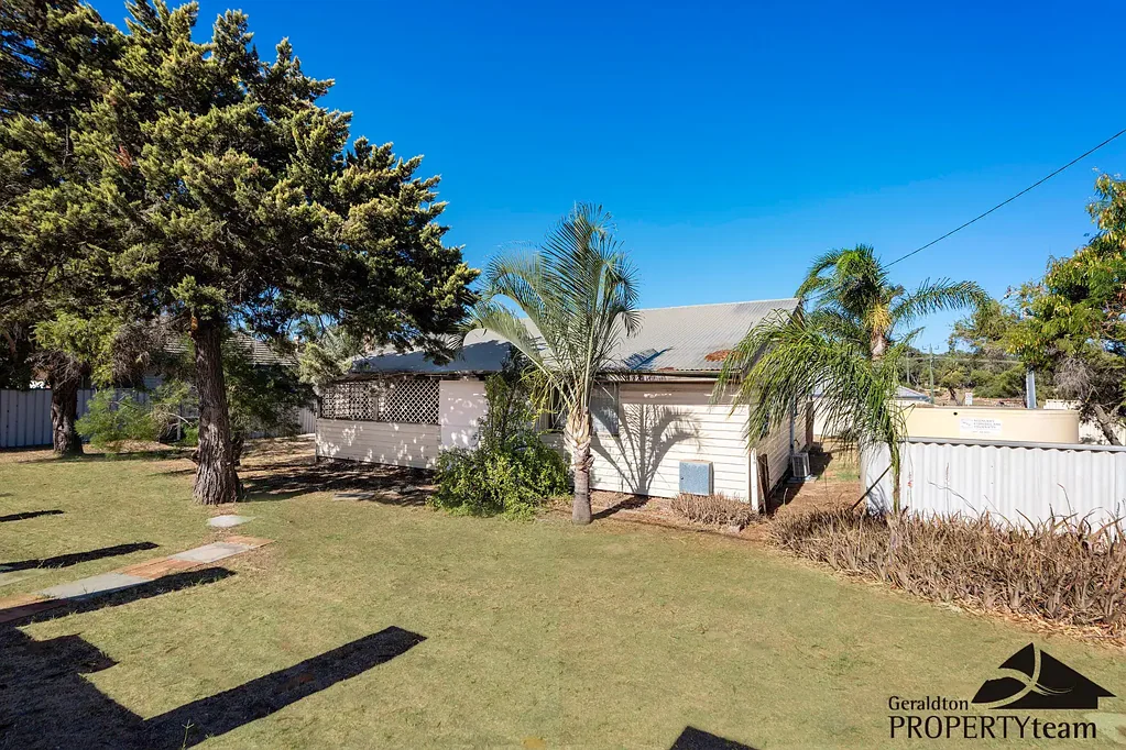 Bluff Point 2Moenga Character Cottage with HUGE potential