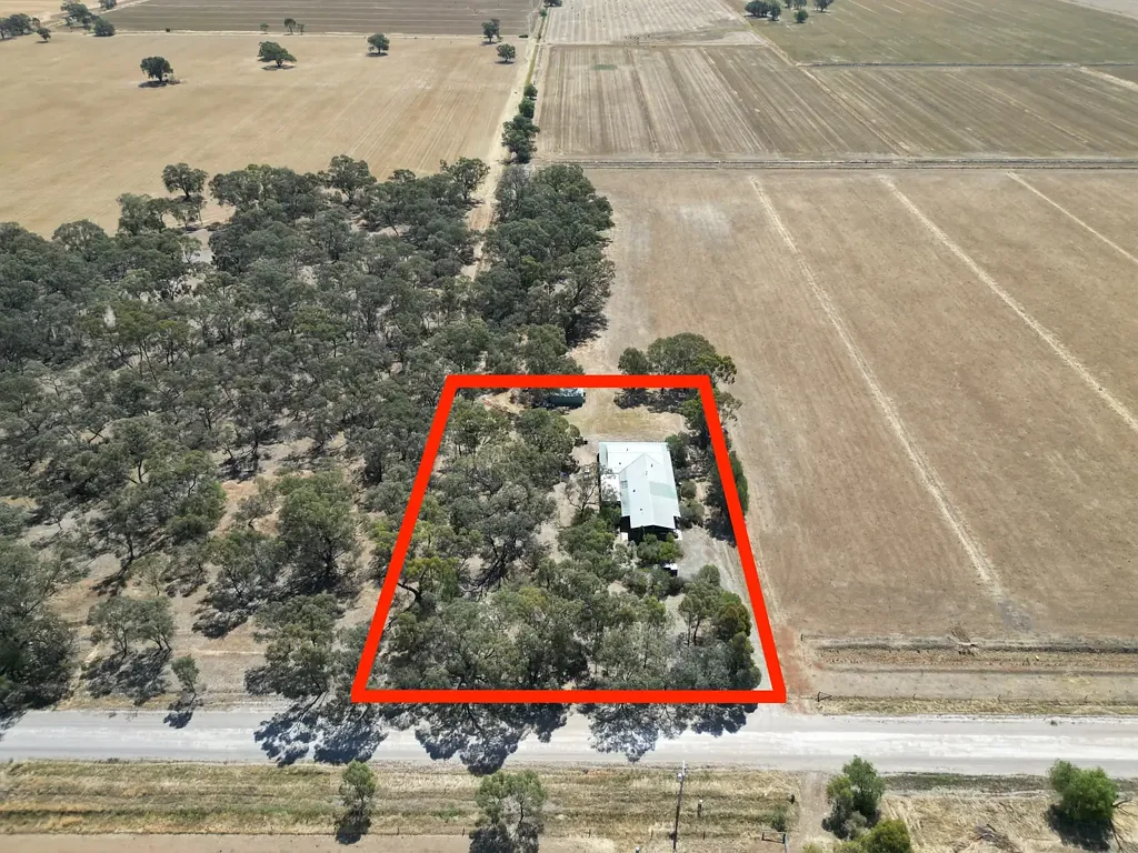 Strathmerton 4ห้องนอน A Unique Rammed Earth Residence with Space and Rural Outlook
