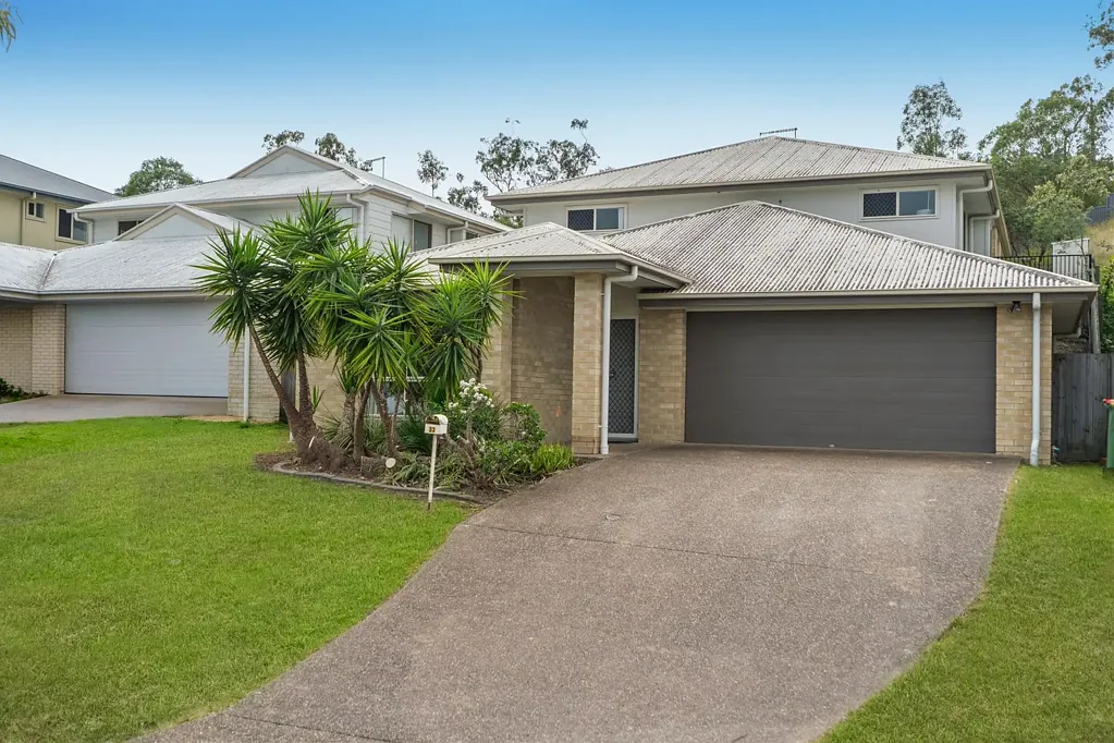 Waterford 4chambre Elevated Family Living with Fresh Modern Updates & Room to Grow