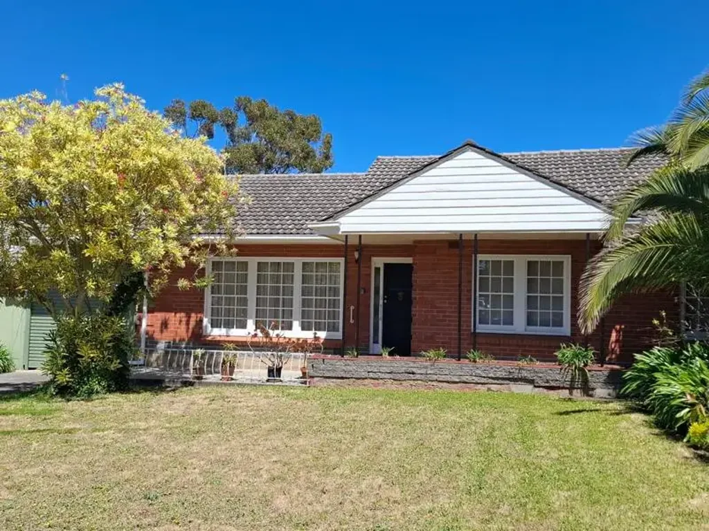 Well looked after 3 Bedroom, 1 bathroom Family Home in the sought after suburb of Bellevue Heights. - 6 month lease only