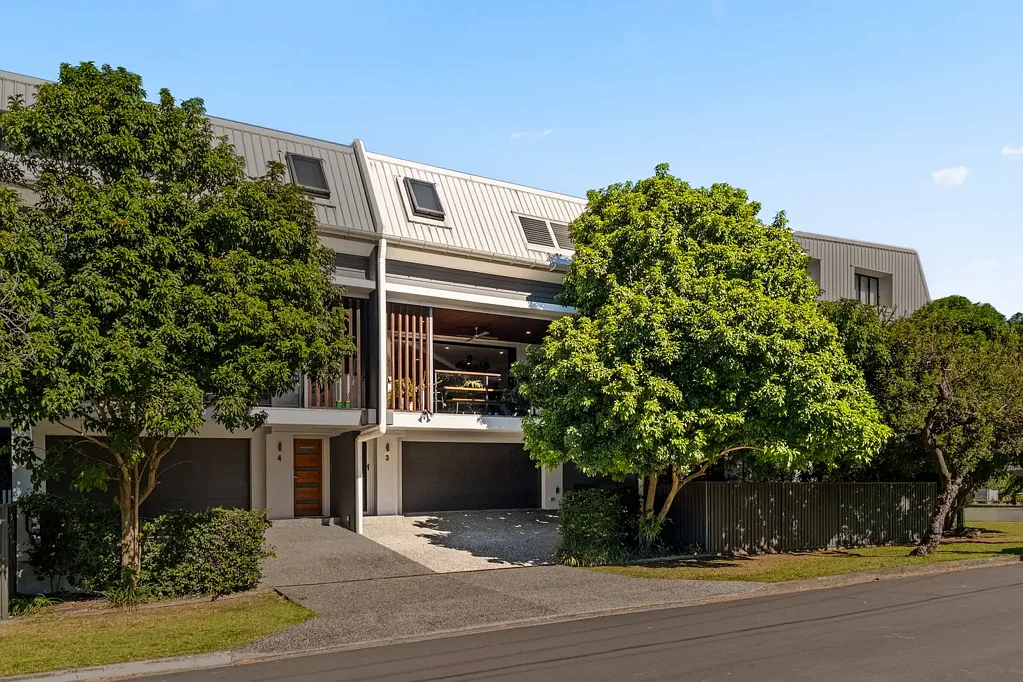 Bulimba 3房 Bulimba黄金地段 222平米占地 宽敞主卧套 现代开放式设计 双车库安全 热门社区氛围 Sunlit Sophistication