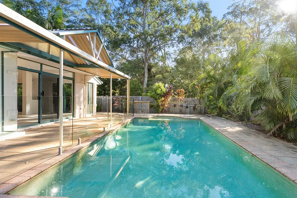 Noosaville 4Zimmer Private, Parkside and Packed with Potential in Noosa Waters