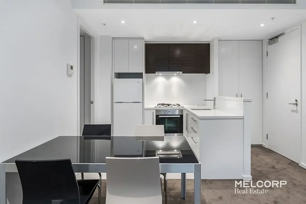 ONE BEDROOM + STUDY IN THE HEART OF SOUTHBANK - PARTLY FURNISHED