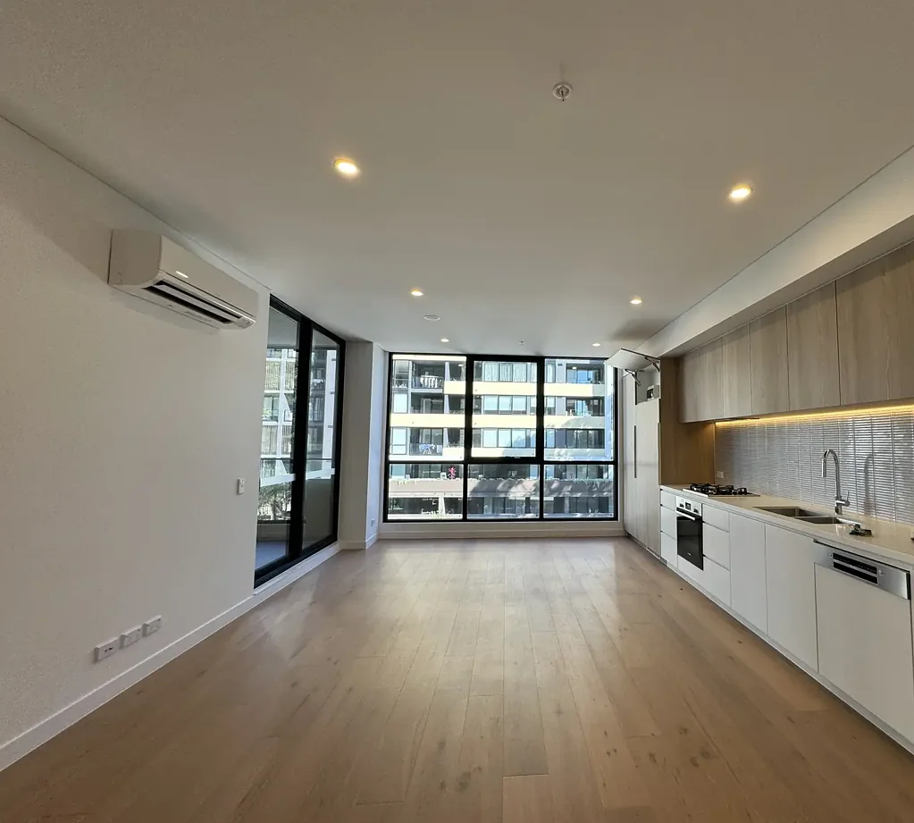 High Leve 706 with 1 bedroom apartment plus 1 small bed or study