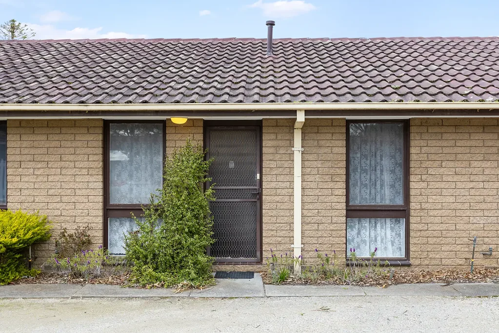Herne Hill 1બેડરૂમ Well presented entry level home located next to reserve