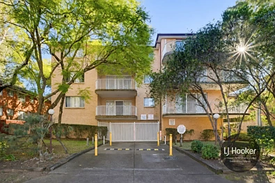 Merrylands 2房 宽敞阳光公寓，带超大阳台，位于绝佳地段 Spacious Sun-Filled Apartment with Expansive Balcony in an Unbeatable Location