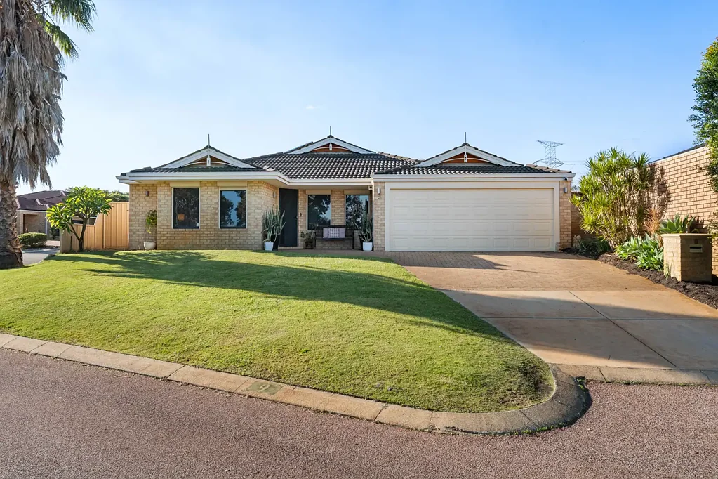 Cockburn Central 4ห้องนอน Prime Cockburn Central Location with Huge Shed & Family Appeal