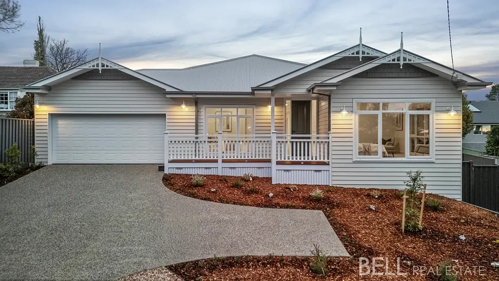 Boronia 4房 全新汉普顿风情，城市景观与奢华空间，满足所有人 SALE BY SET  DATE; Tuesday 9th September @ 12PM