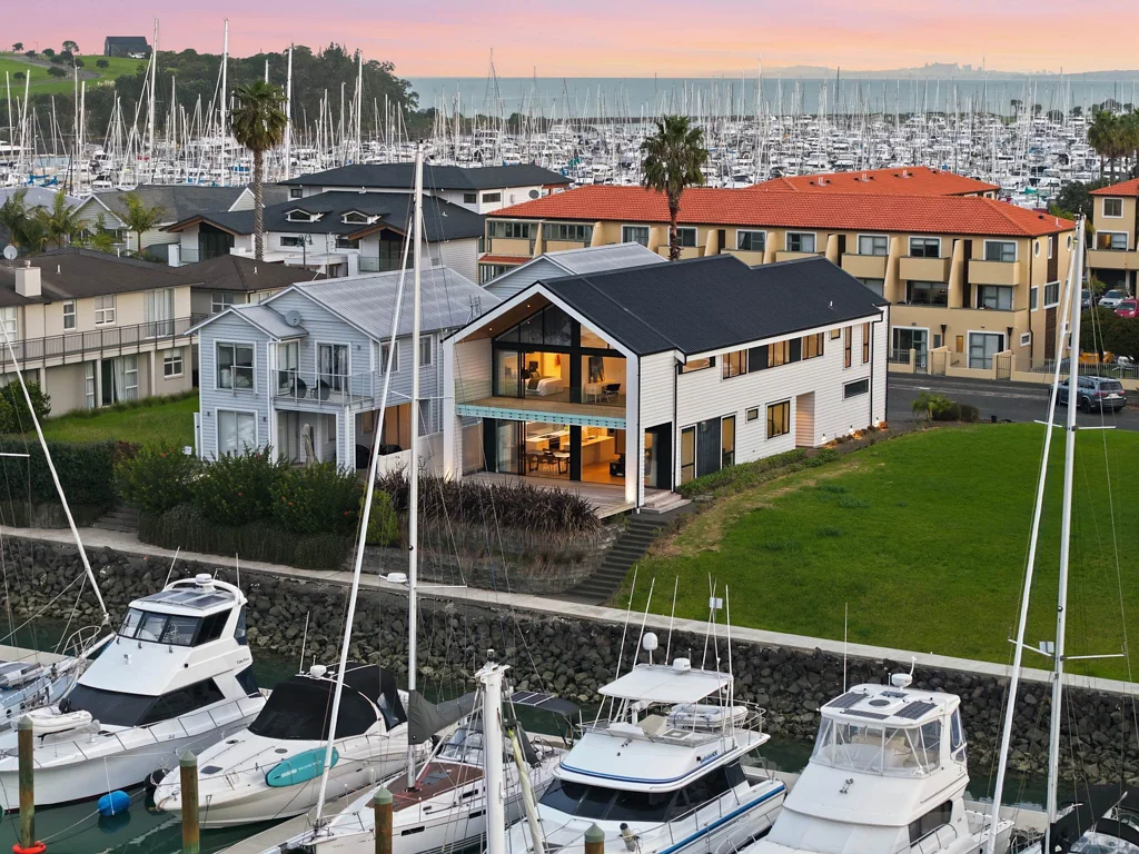 Gulf Harbour 5房 滨水惊艳住宅！14米私人游艇泊位，尽览运河景观，靠近海滩/游艇码头，步行即至名校！ Stunning Waterfront Home with 14m Marina Berth