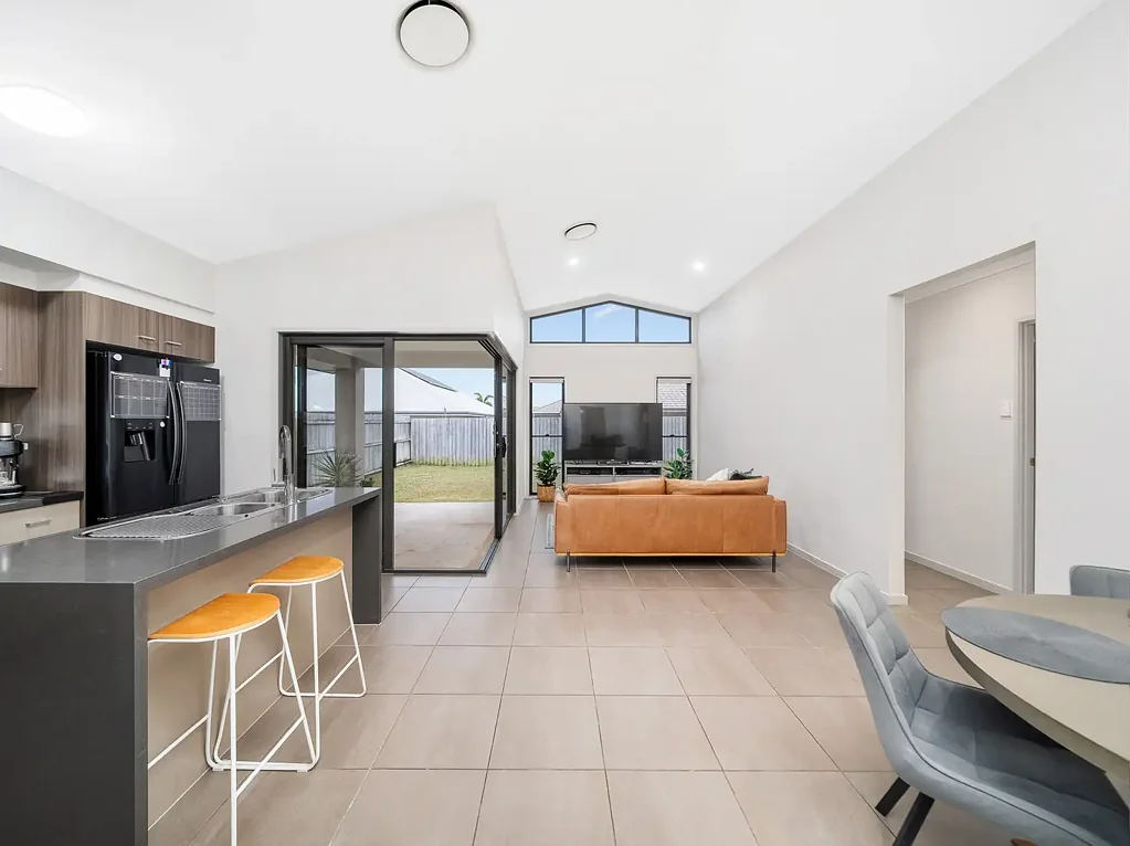 Burpengary East 4房 获奖社区宁静街 高挑天花板 自然采光充沛 现代厨房带岛台 开放式起居用餐 户外连通易打理 主卧带步入式衣帽间 独立书房家庭办公 主浴双功能设备 全屋空调中性装修 战略位置近高速 滨水设施规划中 Soaring Ceilings, Sunlit Living & a Prime North Harbour Position