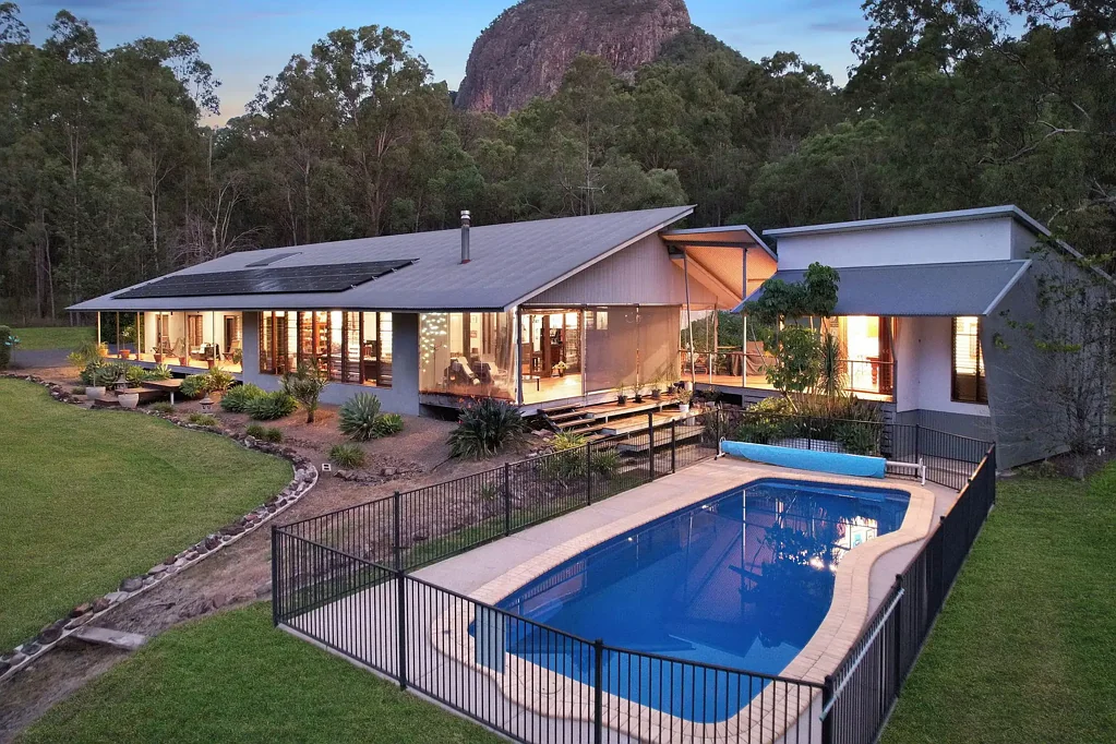 Moogerah 4ਬੈੱਡਰੂਮ Lifestyle gem with business opportunity nestled at the base of Mt Greville.