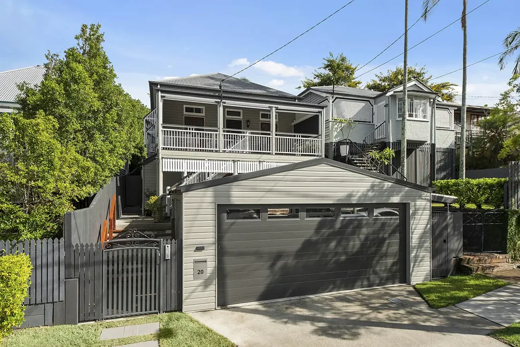 East Brisbane 4房 宁静树荫景观 405㎡坡地地块 便捷市中心 交通畅达 优质学区 步行可达 优雅Queenslander 高天花板VJ墙板 硬木地板 双层车库 主卧露台视野 无缝室内外流动 游泳池按摩浴缸 家庭娱乐空间 双重生活灵活 下层独立入口 安全Crimsafe屏 舒适空调配置 优质电器石材台面 精致中性色调 繁华生活近享 Elevated Family Entertainer with Dual Living Appeal