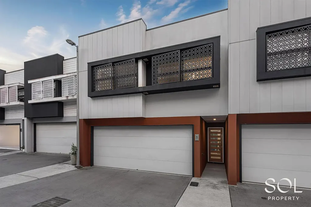 Bridgeman Downs 4房 2018年新筑 四卧宽敞格局 大型庭院娱乐 双车库即享 Contemporary Family-Sized Townhouse with Huge Courtyard. Priced to sell!