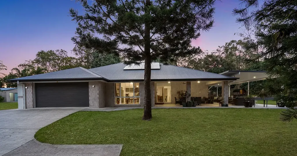 Karalee 4 Slaapkamer Modern Family Oasis – Privacy, Space & Superb Outdoor Living